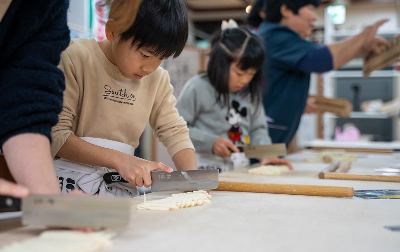 Udon-noodle-making experience